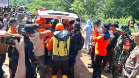 Tim SAR gabungan mengevakuasi korban longsor Desa Tirtanagaya, Kabupaten Parigi Moutong ke ambulans. Operasi pencarian resmi ditutup setelah seluruh korban ditemukan. Foto: Dok. Tim SAR