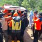 Tim SAR gabungan mengevakuasi korban longsor Desa Tirtanagaya, Kabupaten Parigi Moutong ke ambulans. Operasi pencarian resmi ditutup setelah seluruh korban ditemukan. Foto: Dok. Tim SAR