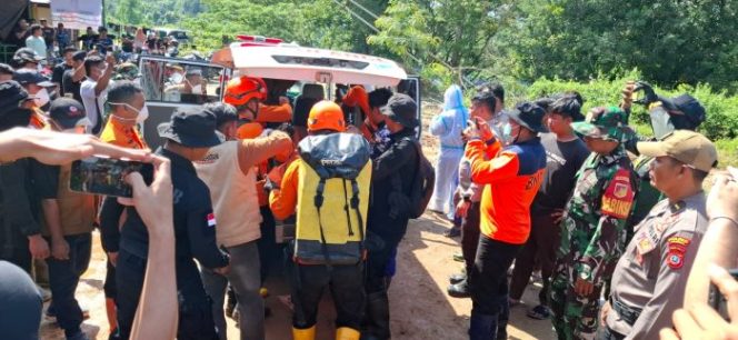 
 Tim SAR gabungan mengevakuasi korban longsor Desa Tirtanagaya, Kabupaten Parigi Moutong ke ambulans. Operasi pencarian resmi ditutup setelah seluruh korban ditemukan. Foto: Dok. Tim SAR