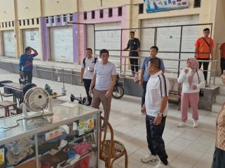 Bupati Parigi Moutong, Erwin Burase, didampingi Wakil Bupati, Abdul Sahid, mengunjungi Pasar Sentral Parigi, Jumat 13 Juni 2025. Foto: Diskominfo Parimo