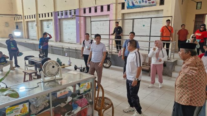 
 Bupati Parigi Moutong, Erwin Burase, didampingi Wakil Bupati, Abdul Sahid, mengunjungi Pasar Sentral Parigi, Jumat 13 Juni 2025. Foto: Diskominfo Parimo