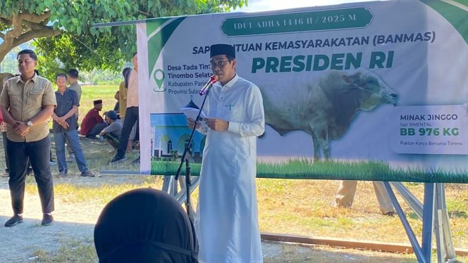 
 Bupati Erwin Burase Serahkan Sapi Kurban Bantuan Presiden di Desa Tada Timur