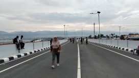 Warga menikmati suasana pagi di Jembatan IV Palu yang baru dibangun, simbol kebangkitan Sulteng jelang peresmian pada 16 Juli 2025. Foto: PaluPoso
