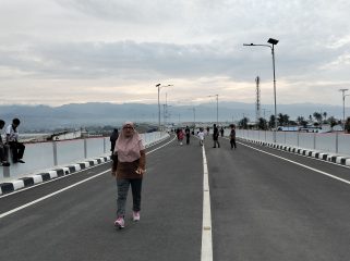 Warga menikmati suasana pagi di Jembatan IV Palu yang baru dibangun, simbol kebangkitan Sulteng jelang peresmian pada 16 Juli 2025. Foto: PaluPoso