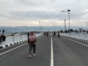 Warga menikmati suasana pagi di Jembatan IV Palu yang baru dibangun, simbol kebangkitan Sulteng jelang peresmian pada 16 Juli 2025. Foto: PaluPoso