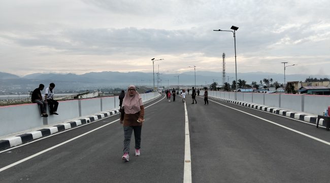 Warga menikmati suasana pagi di Jembatan IV Palu yang baru dibangun, simbol kebangkitan Sulteng jelang peresmian pada 16 Juli 2025. Foto: PaluPoso