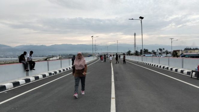 
 Warga menikmati suasana pagi di Jembatan IV Palu yang baru dibangun, simbol kebangkitan Sulteng jelang peresmian pada 16 Juli 2025. Foto: PaluPoso