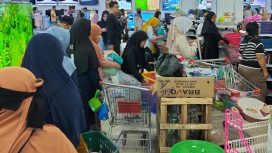 Suasana warga berbelanja di salah satu gerai di Kota Palu, 10 Muharram, Minggu 6 Juli 2025. Foto: Tim MediaPalu 