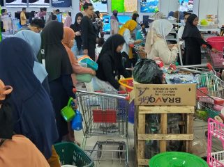 Suasana warga berbelanja di salah satu gerai di Kota Palu, 10 Muharram, Minggu 6 Juli 2025. Foto: Tim MediaPalu 