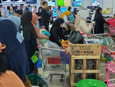 Suasana warga berbelanja di salah satu gerai di Kota Palu, 10 Muharram, Minggu 6 Juli 2025. Foto: Tim MediaPalu 
