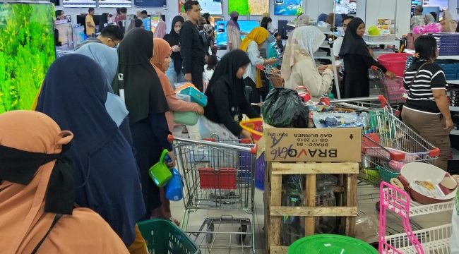 Suasana warga berbelanja di salah satu gerai di Kota Palu, 10 Muharram, Minggu 6 Juli 2025. Foto: Tim MediaPalu 