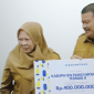 Wakil Gubernur Sulteng, Reny Lamadjido saat menyerahkan hadiah Rp 400 juta kepada Wakil Bupati Parigi Moutong Abdul Sahid atas peraih peringkat dua penurunan stunting. Foto: Istimewa 