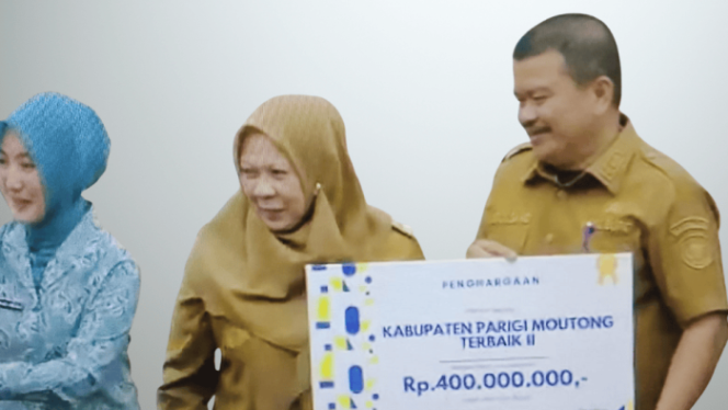 
 Wakil Gubernur Sulteng, Reny Lamadjido saat menyerahkan hadiah Rp 400 juta kepada Wakil Bupati Parigi Moutong Abdul Sahid atas peraih peringkat dua penurunan stunting. Foto: Istimewa 