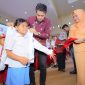 Bupati Parigi Moutong, Erwin Burase, didampingi istri, Hesti, mengenakan seragam kepada siswa dalam peluncuran program Seragam Sekolah Gratis, Rabu (24/7/2025) Foto: Diskominfo Parimo 