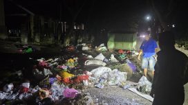 Sampah berserakan di ruas jalan Pasar Sentral Parigi saat malam hari. Kondisi ini dikeluhkan warga dan langsung ditinjau Wakil Bupati Parigi Moutong. Foto: Istimewa 