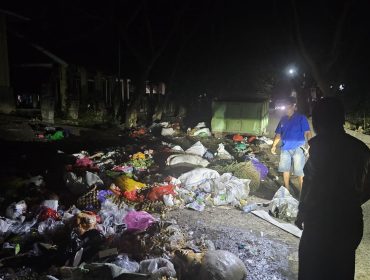 Sampah berserakan di ruas jalan Pasar Sentral Parigi saat malam hari. Kondisi ini dikeluhkan warga dan langsung ditinjau Wakil Bupati Parigi Moutong. Foto: Istimewa 