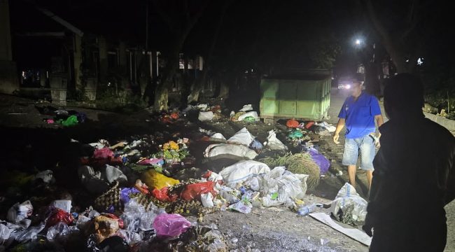 Sampah berserakan di ruas jalan Pasar Sentral Parigi saat malam hari. Kondisi ini dikeluhkan warga dan langsung ditinjau Wakil Bupati Parigi Moutong. Foto: Istimewa 