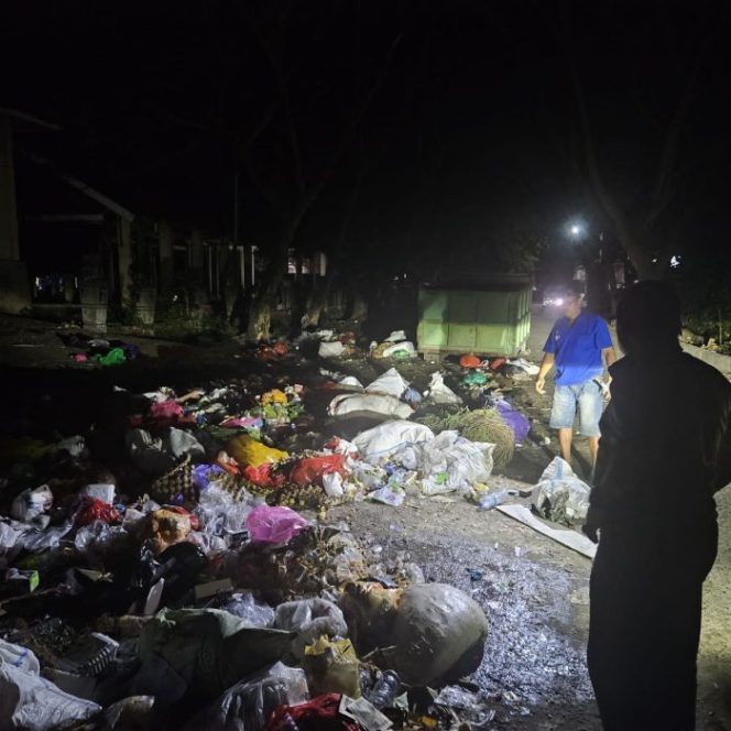
 Sampah berserakan di ruas jalan Pasar Sentral Parigi saat malam hari. Kondisi ini dikeluhkan warga dan langsung ditinjau Wakil Bupati Parigi Moutong. Foto: Istimewa 