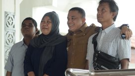 Wali Kota Palu Hadianto Rasyid berfoto bersama anggota komunitas difabel Rumah Merah Putih usai audiensi di Kantor Wali Kota Palu, Selasa 1 Juli 2025. Foto: Pemkot Palu 