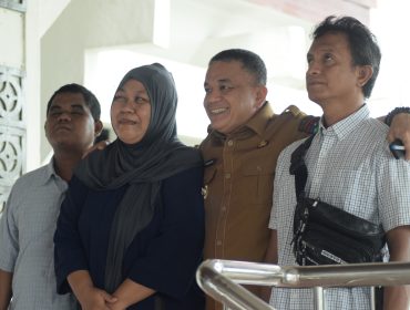 Wali Kota Palu Hadianto Rasyid berfoto bersama anggota komunitas difabel Rumah Merah Putih usai audiensi di Kantor Wali Kota Palu, Selasa 1 Juli 2025. Foto: Pemkot Palu 