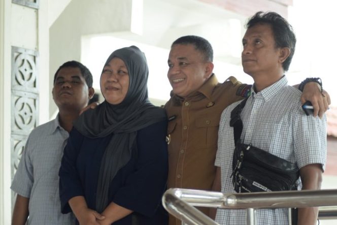 
 Wali Kota Palu Hadianto Rasyid berfoto bersama anggota komunitas difabel Rumah Merah Putih usai audiensi di Kantor Wali Kota Palu, Selasa 1 Juli 2025. Foto: Pemkot Palu 