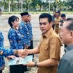 Bupati Parigi Moutong Erwin Burase menyerahkan SK pengangkatan kepada perwakilan PPPK dan CPNS di Halaman Kantor Bupati, 8 Juli 2025.
Foto: Dokumentasi Humas Pemkab Parimo