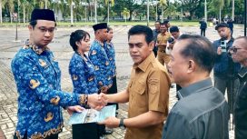 Bupati Parigi Moutong Erwin Burase menyerahkan SK pengangkatan kepada perwakilan PPPK dan CPNS di Halaman Kantor Bupati, 8 Juli 2025.
Foto: Dokumentasi Humas Pemkab Parimo