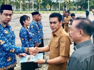 Bupati Parigi Moutong Erwin Burase menyerahkan SK pengangkatan kepada perwakilan PPPK dan CPNS di Halaman Kantor Bupati, 8 Juli 2025.
Foto: Dokumentasi Humas Pemkab Parimo