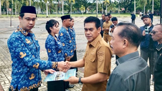 
 Bupati Parigi Moutong Erwin Burase menyerahkan SK pengangkatan kepada perwakilan PPPK dan CPNS di Halaman Kantor Bupati, 8 Juli 2025.
Foto: Dokumentasi Humas Pemkab Parimo