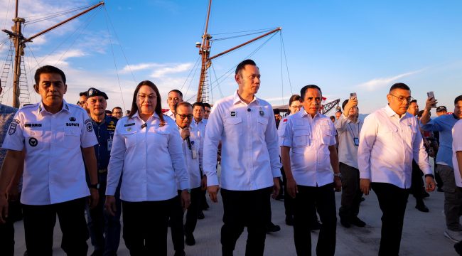 Menko Bidang Infrastruktur dan Pembangunan Kewilayahan AHY didampingi Gubernur Sulteng Anwar Hafid,  Bupati Donggala Vera Laruni dan Bupati Parigi Moutong Erwin Burase saat meninjau Pelabuhan Donggala, Rabu, 9 Juli 2025. Foto: Tim Media Gubernur Sulteng 