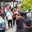 Wali Kota Palu Hadianto Rasyid berdialog dengan warga Huntap Balaroa terkait tuntutan sertifikat kepemilikan, Kamis, 10 Juli 2025. Foto: Dok. Pemkot Palu 