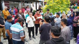 Wali Kota Palu Hadianto Rasyid berdialog dengan warga Huntap Balaroa terkait tuntutan sertifikat kepemilikan, Kamis, 10 Juli 2025. Foto: Dok. Pemkot Palu 