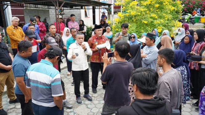 
 Wali Kota Palu Hadianto Rasyid berdialog dengan warga Huntap Balaroa terkait tuntutan sertifikat kepemilikan, Kamis, 10 Juli 2025. Foto: Dok. Pemkot Palu 