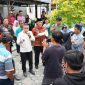 Wali Kota Palu Hadianto Rasyid berdialog dengan warga Huntap Balaroa terkait tuntutan sertifikat kepemilikan, Kamis, 10 Juli 2025. Foto: Dok. Pemkot Palu 