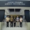 Sekda Palu dan jajaran berfoto di depan gedung baru Kantor Pengelola Kawasan Industri Palu usai serah terima aset dari Kemenperin. Foto: Pemkot Palu 