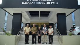 Sekda Palu dan jajaran berfoto di depan gedung baru Kantor Pengelola Kawasan Industri Palu usai serah terima aset dari Kemenperin. Foto: Pemkot Palu 