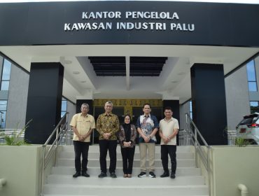 Sekda Palu dan jajaran berfoto di depan gedung baru Kantor Pengelola Kawasan Industri Palu usai serah terima aset dari Kemenperin. Foto: Pemkot Palu 