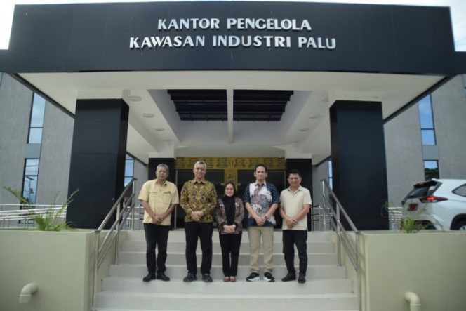 
 Sekda Palu dan jajaran berfoto di depan gedung baru Kantor Pengelola Kawasan Industri Palu usai serah terima aset dari Kemenperin. Foto: Pemkot Palu 