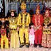 Potret kebersamaan dalam balutan adat dan budaya saat penyambutan Bupati Erwin Burase dan Wakil Bupati Parigi Moutong Abdul Sahid di acara Olongian Tialo, Sabtu 19 Juli 2025. Foto: Diskominfo Parimo 