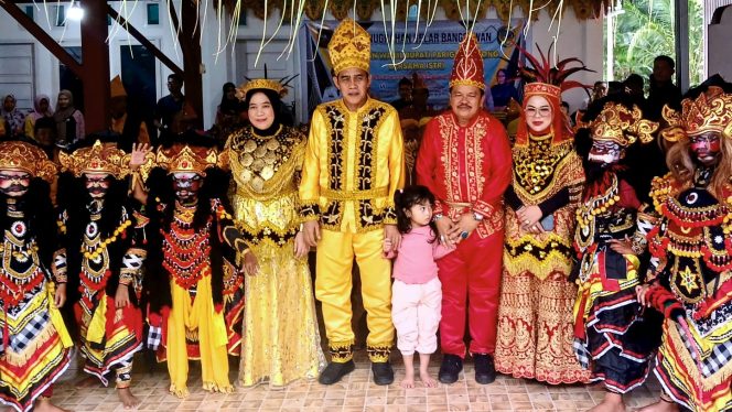 
 Potret kebersamaan dalam balutan adat dan budaya saat penyambutan Bupati Erwin Burase dan Wakil Bupati Parigi Moutong Abdul Sahid di acara Olongian Tialo, Sabtu 19 Juli 2025. Foto: Diskominfo Parimo 