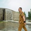 Wali Kota Palu, Hadianto Rasyid, meninjau taman baru dengan air terjun buatan di depan GOR GBK, Senin (21/7/2025). Foto: Dok. Pemkot Palu 
