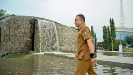 Wali Kota Palu, Hadianto Rasyid, meninjau taman baru dengan air terjun buatan di depan GOR GBK, Senin (21/7/2025). Foto: Dok. Pemkot Palu 