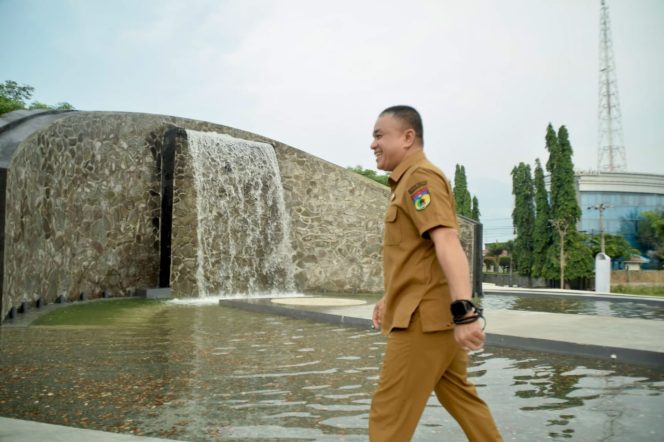 
 Wali Kota Palu, Hadianto Rasyid, meninjau taman baru dengan air terjun buatan di depan GOR GBK, Senin (21/7/2025). Foto: Dok. Pemkot Palu 