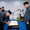 Ajenkris menandatangani berita acara pelantikan disaksikan Gubernur Sulawesi Tengah Anwar Hafid di Aula Kantor Dinas ESDM, Senin (21/7/2025). Foto: Dok. Pemprov Sulteng 