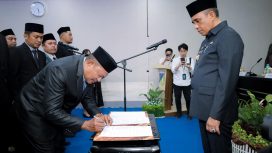 Ajenkris menandatangani berita acara pelantikan disaksikan Gubernur Sulawesi Tengah Anwar Hafid di Aula Kantor Dinas ESDM, Senin (21/7/2025). Foto: Dok. Pemprov Sulteng 