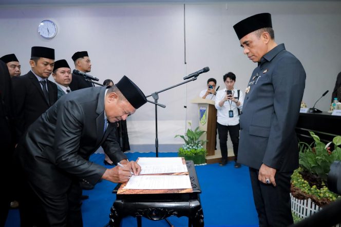
 Ajenkris menandatangani berita acara pelantikan disaksikan Gubernur Sulawesi Tengah Anwar Hafid di Aula Kantor Dinas ESDM, Senin (21/7/2025). Foto: Dok. Pemprov Sulteng 