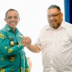Gubernur Sulteng Anwar Hafid (kiri) dan 
