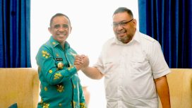 Gubernur Sulteng Anwar Hafid (kiri) dan 