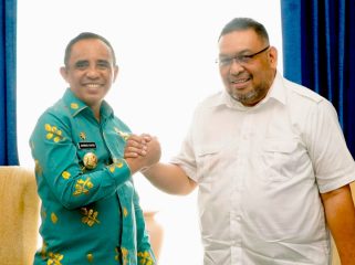Gubernur Sulteng Anwar Hafid (kiri) dan 