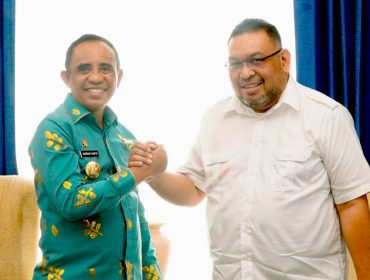 Gubernur Sulteng Anwar Hafid (kiri) dan 